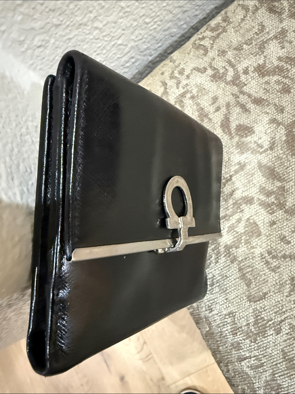 Salvatore Ferragamo EUC black leather wallet featuring Gancini clip closure - Picture 3 of 11